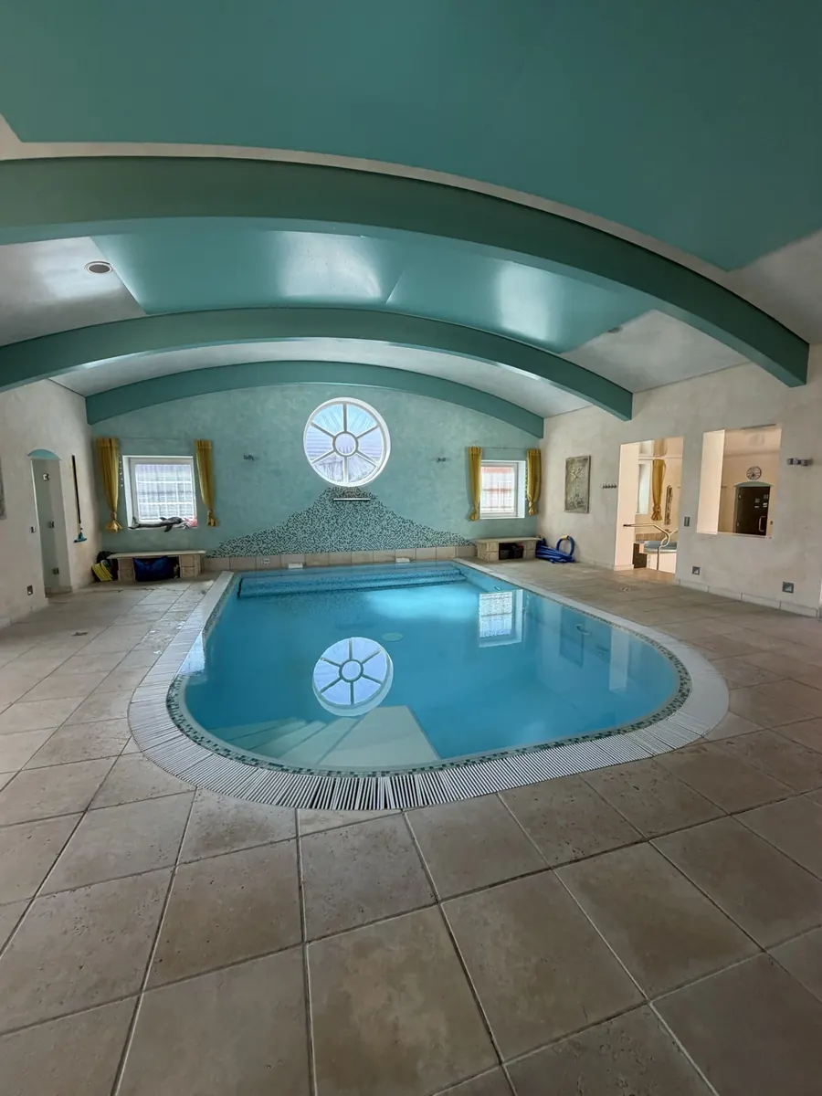Das Wellenwunder-Schwimmbad in Hannover mit gewölbter Decke und rundem Fenster