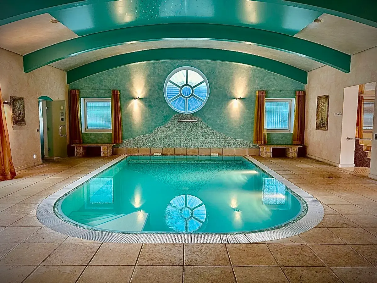 Das Wellenwunder-Schwimmbad in Hannover mit gewölbter Decke und rundem Fenster